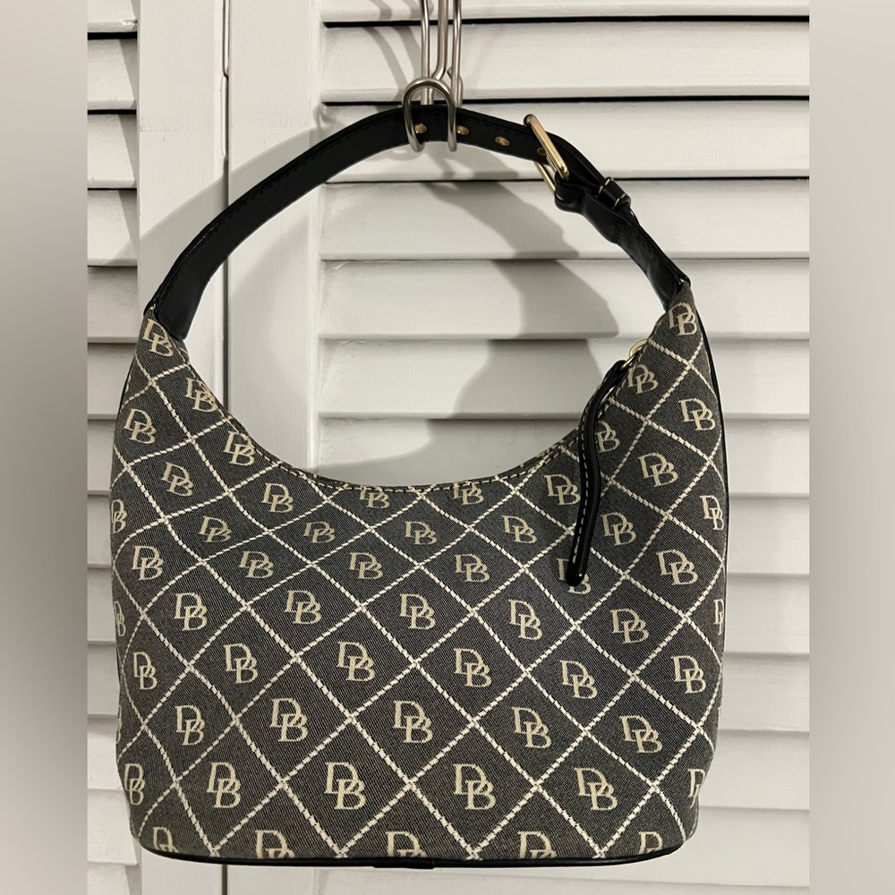 Dooney and Bourke signature shoulder bag in excellent condition